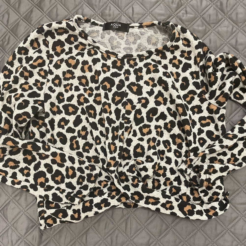 2/$12 EUC barely worn super soft knotted shirt